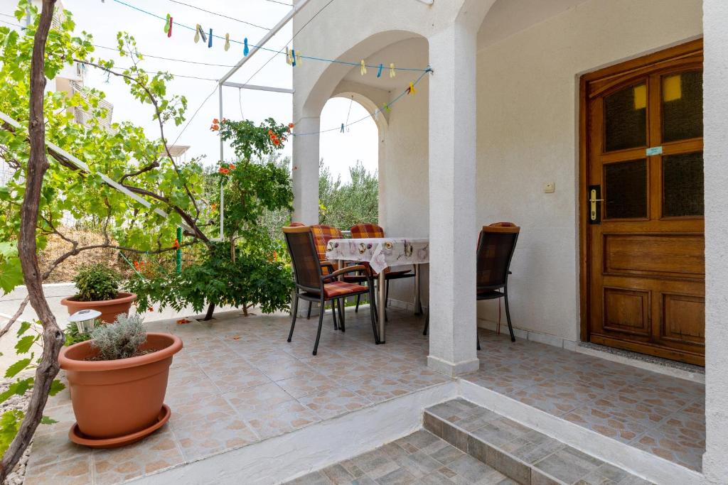 Vonkajšia záhrada v ubytovaní Apartments by the sea Pisak, Omis - 15177