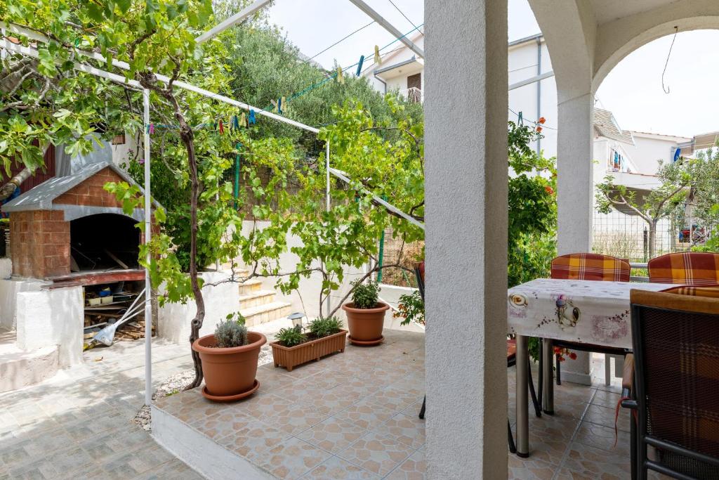 Vonkajšia záhrada v ubytovaní Apartments by the sea Pisak, Omis - 15177