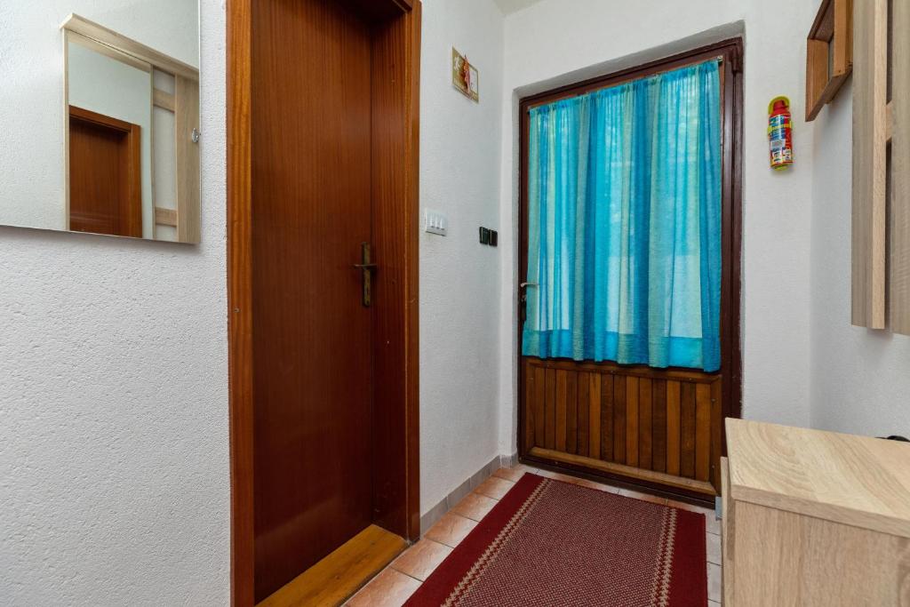 Fotografia z galérie ubytovania Apartments by the sea Pisak, Omis - 15177 v Mimiciach