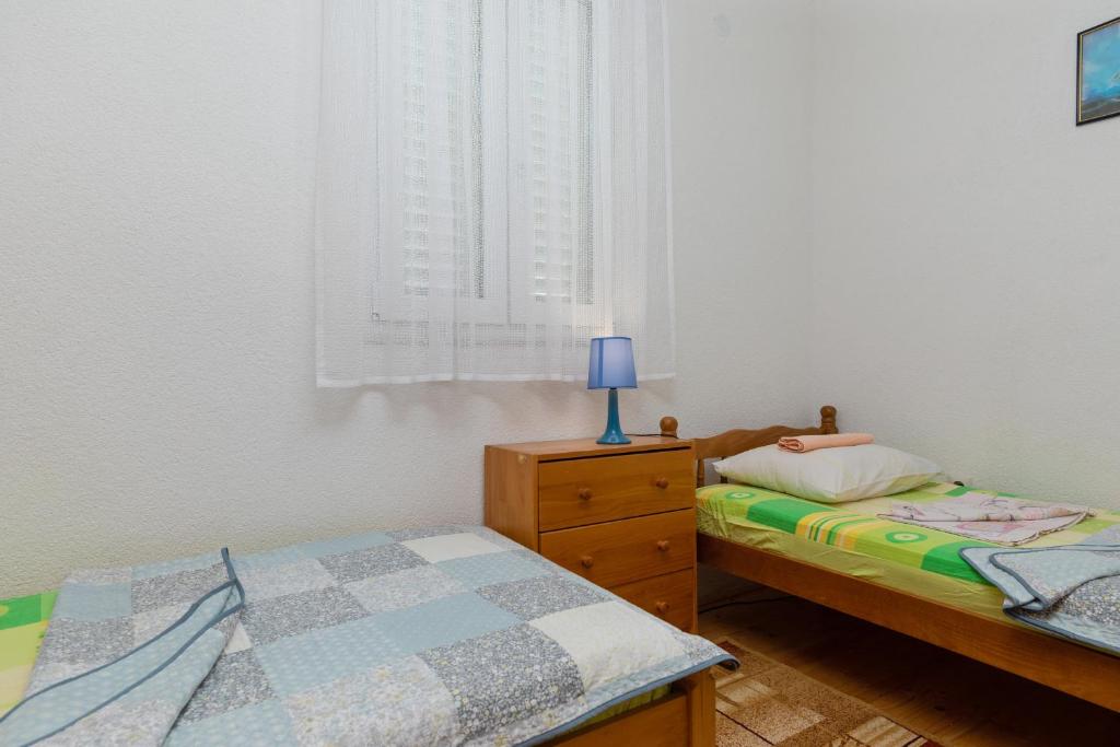 Posteľ alebo postele v izbe v ubytovaní Apartments by the sea Pisak, Omis - 15177
