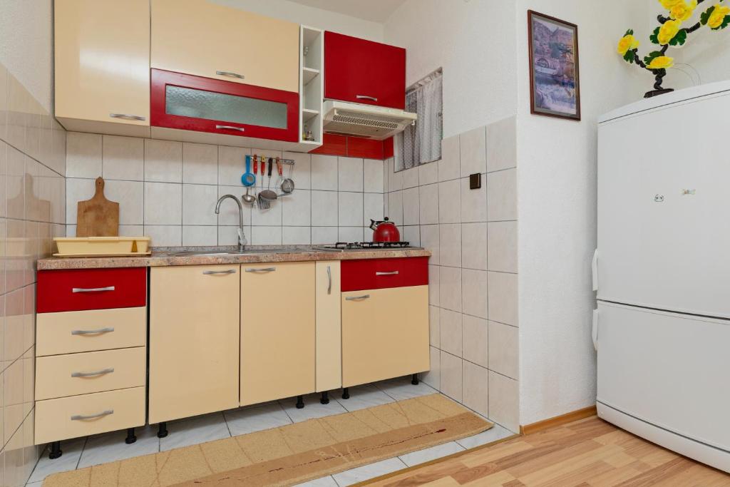 Kuchyňa alebo kuchynka v ubytovaní Apartments by the sea Pisak, Omis - 15177