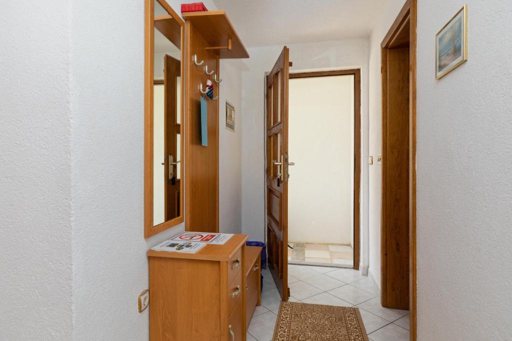 Fotografia z galérie ubytovania Apartments by the sea Pisak, Omis - 15177 v Mimiciach