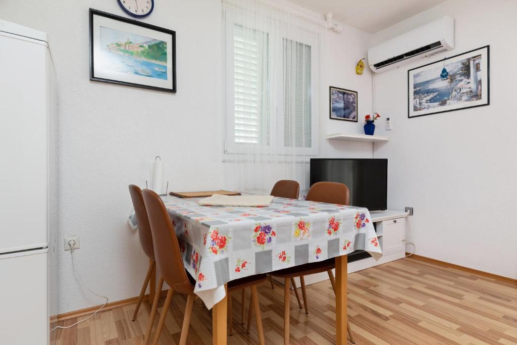 Televízia a/alebo spoločenská miestnosť v ubytovaní Apartment Pisak 15177b