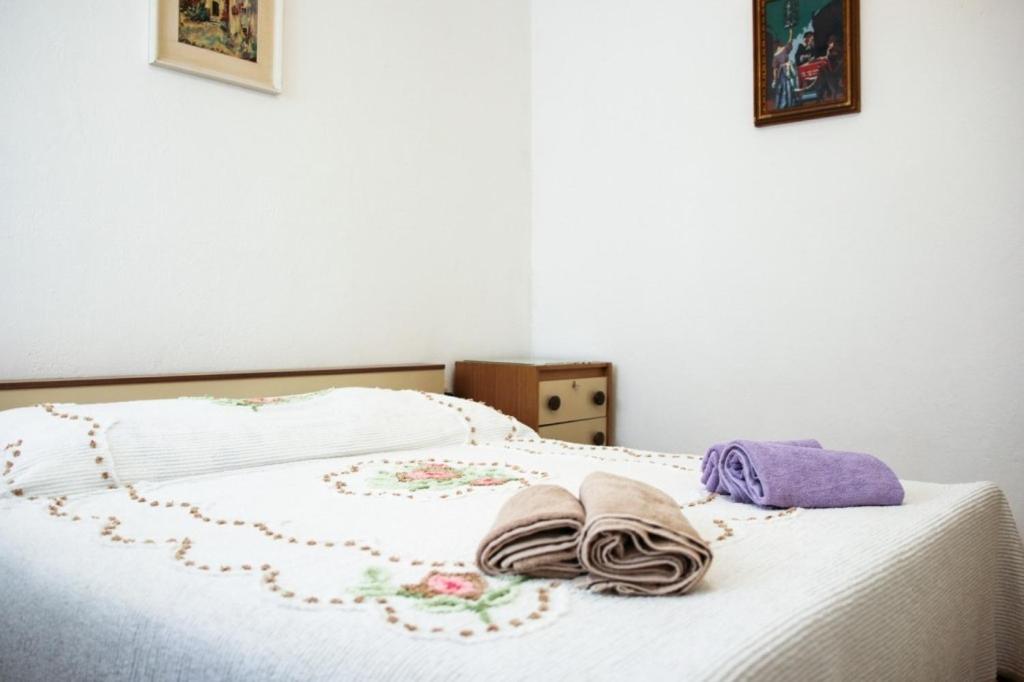 Postel nebo postele na pokoji v ubytování Apartments by the sea Makarska - 15200