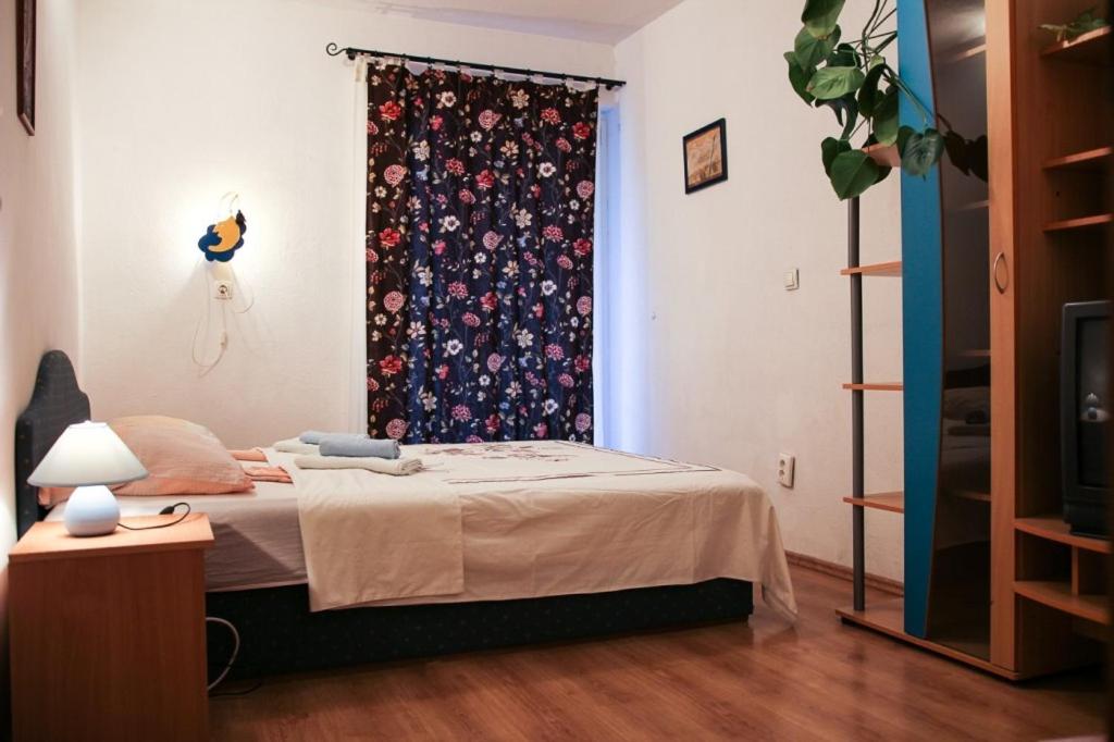 Postel nebo postele na pokoji v ubytování Apartments by the sea Makarska - 15200