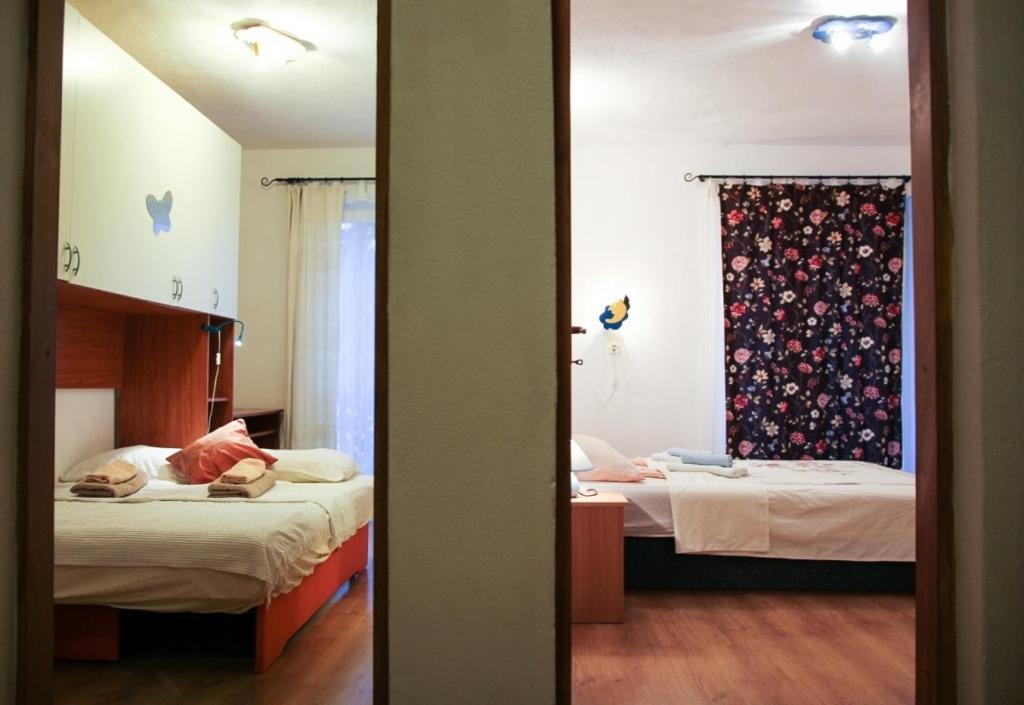 Postel nebo postele na pokoji v ubytování Apartments by the sea Makarska - 15200