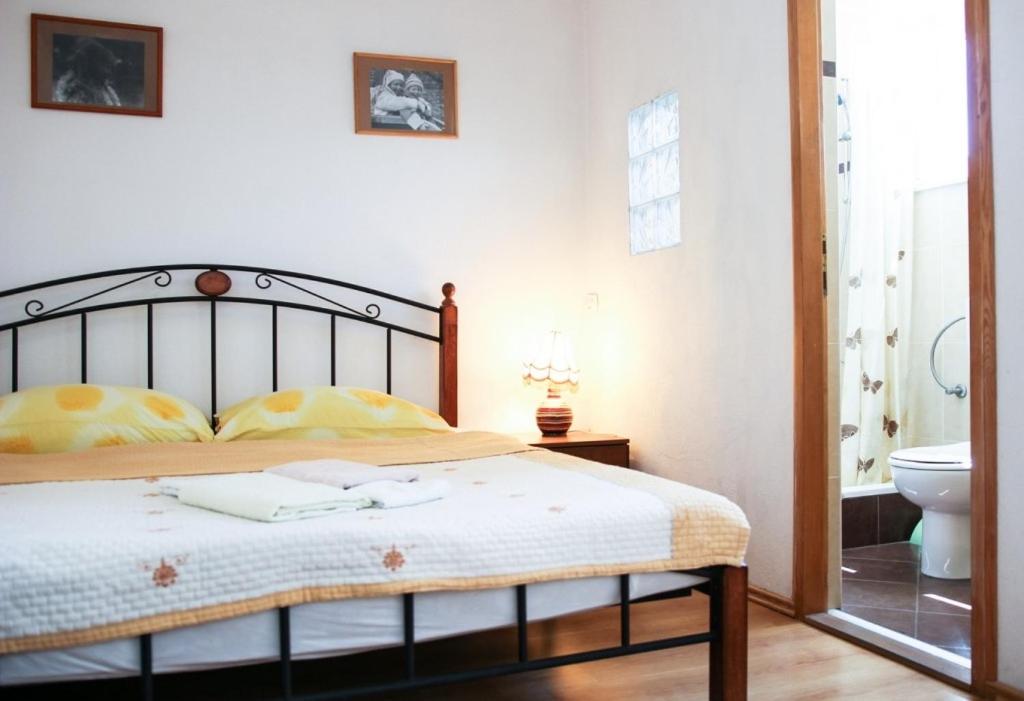 Postel nebo postele na pokoji v ubytování Apartments by the sea Makarska - 15200