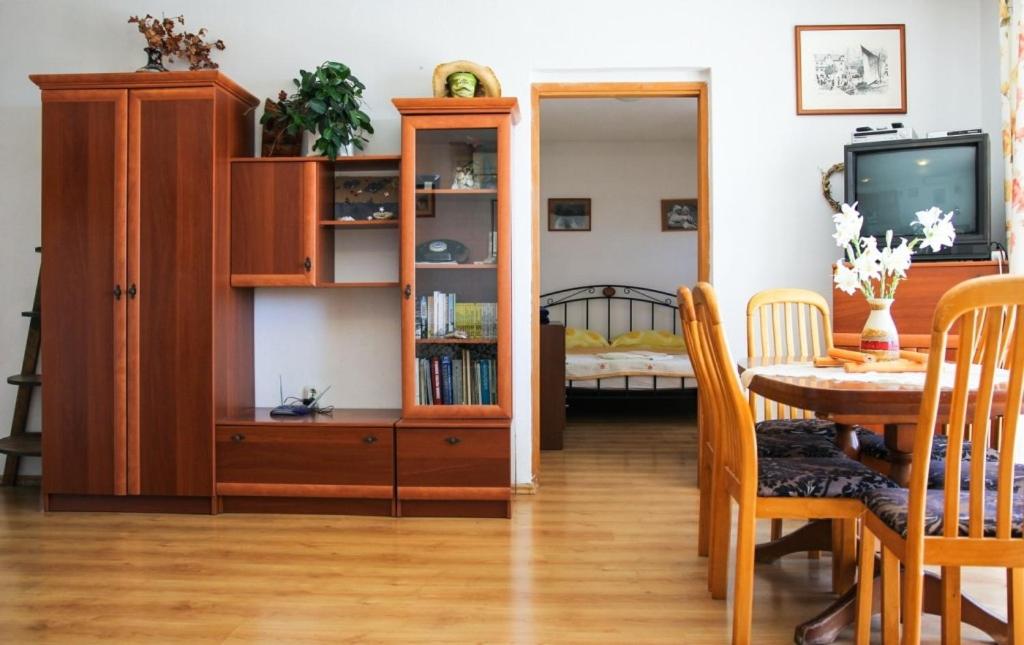 Postel nebo postele na pokoji v ubytování Apartments by the sea Makarska - 15200