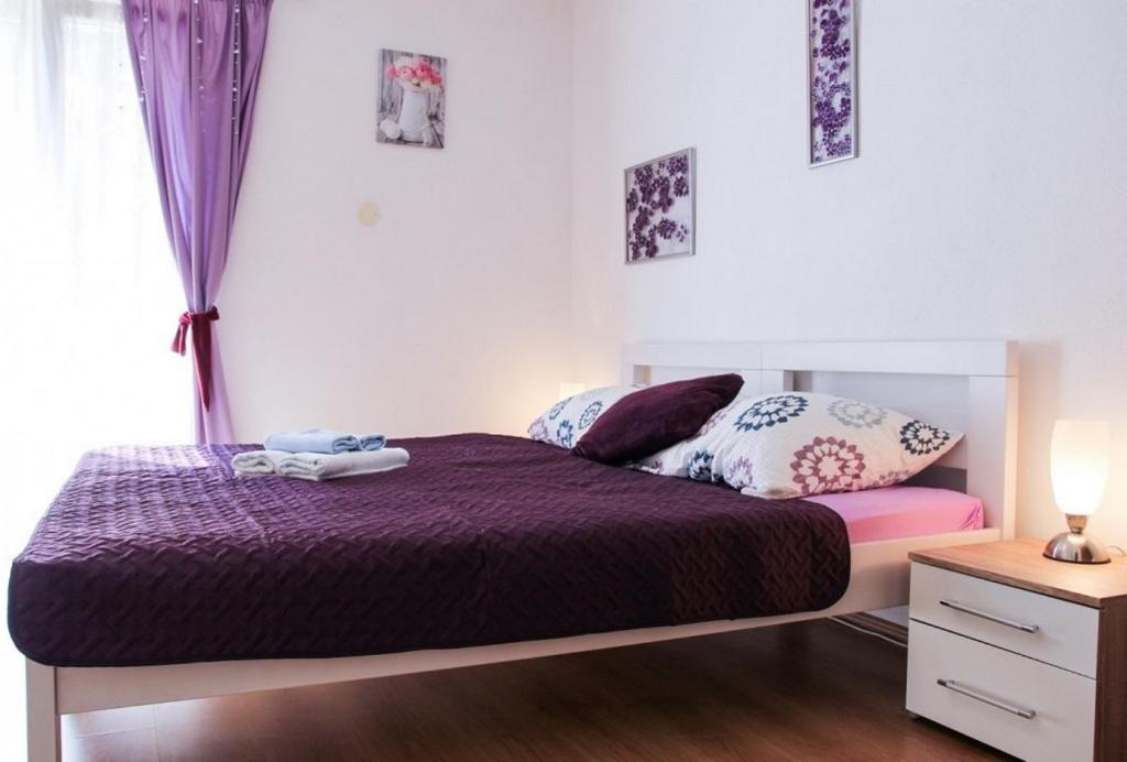 Postel nebo postele na pokoji v ubytování Apartments by the sea Makarska - 15200
