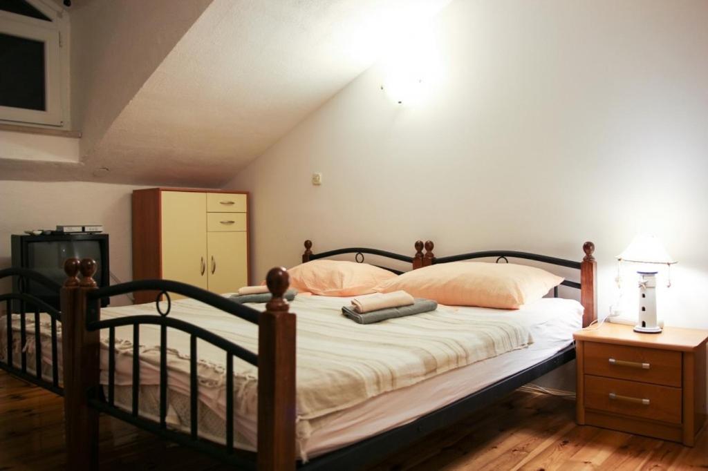 Postel nebo postele na pokoji v ubytování Apartments by the sea Makarska - 15200