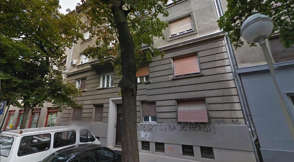 een gebouw waar een auto voor geparkeerd staat bij Apartments and rooms with WiFi Zagreb - 15219 in Zagreb