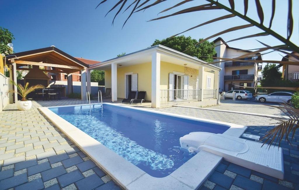 Bazén v ubytování Family friendly house with a swimming pool Vodice - 15243 nebo v jeho okolí