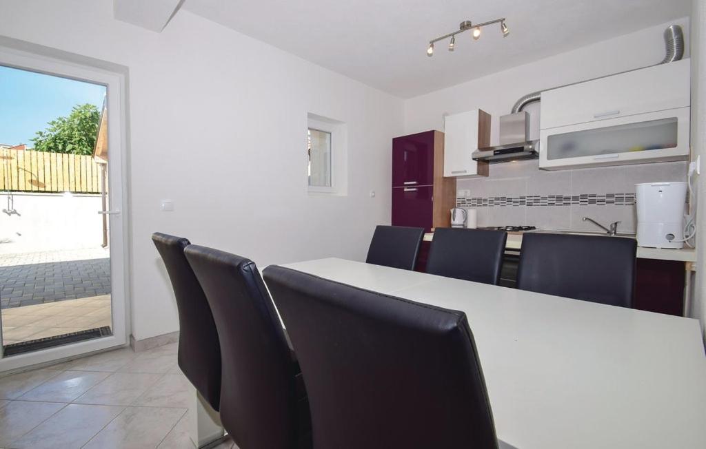 Kuchyň nebo kuchyňský kout v ubytování Family friendly house with a swimming pool Vodice - 15243