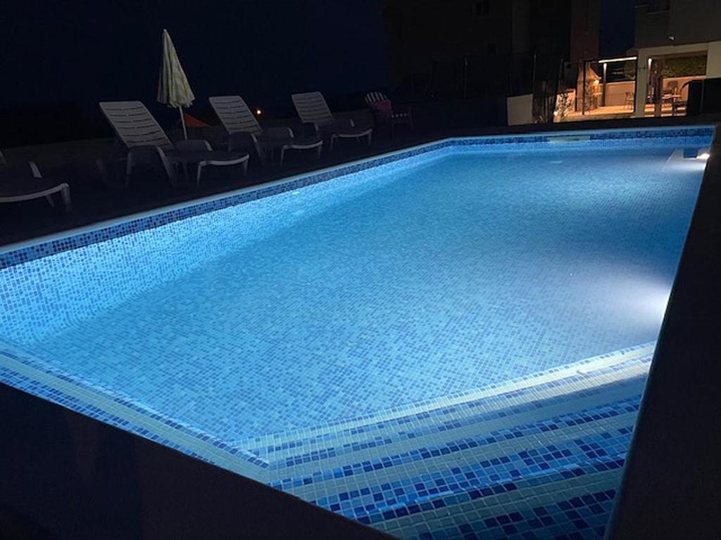Bazén v ubytování Family friendly apartments with a swimming pool Seget Vranjica, Trogir - 12476 nebo v jeho okolí
