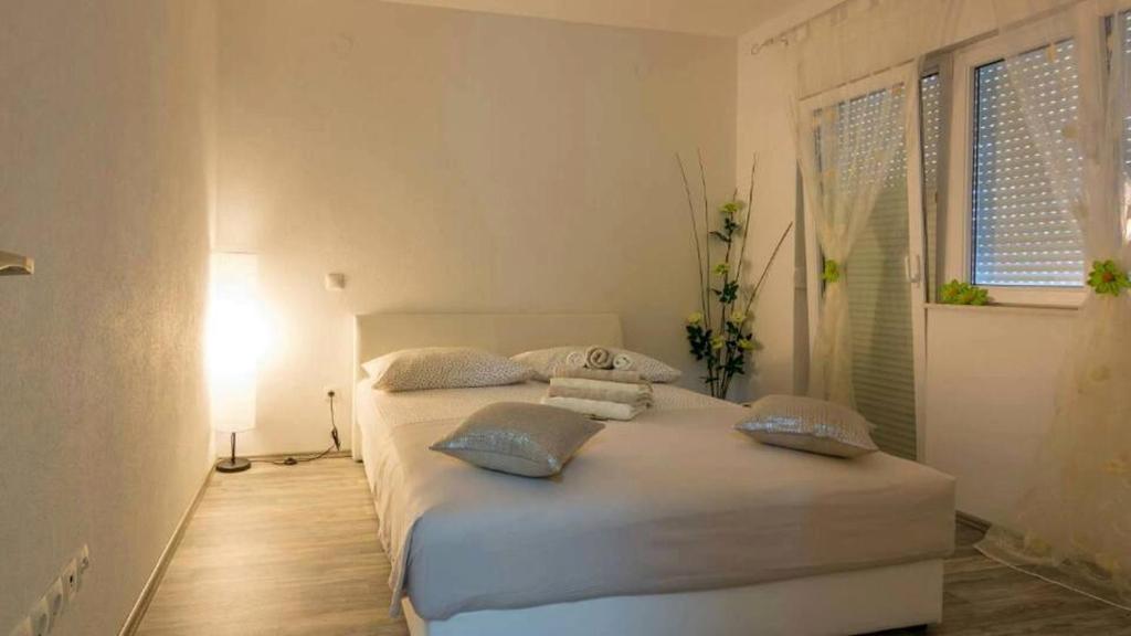 Postel nebo postele na pokoji v ubytování Family friendly apartments with a swimming pool Seget Vranjica, Trogir - 12476