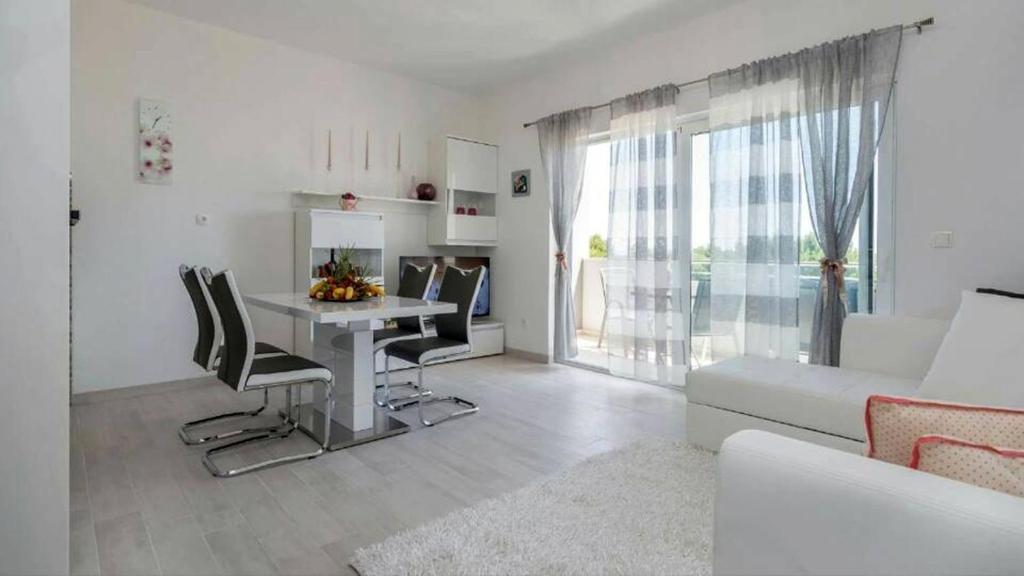 Posezení v ubytování Family friendly apartments with a swimming pool Seget Vranjica, Trogir - 12476