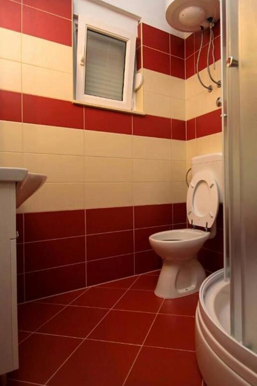 Koupelna v ubytování Family friendly apartments with a swimming pool Seget Vranjica, Trogir - 12476