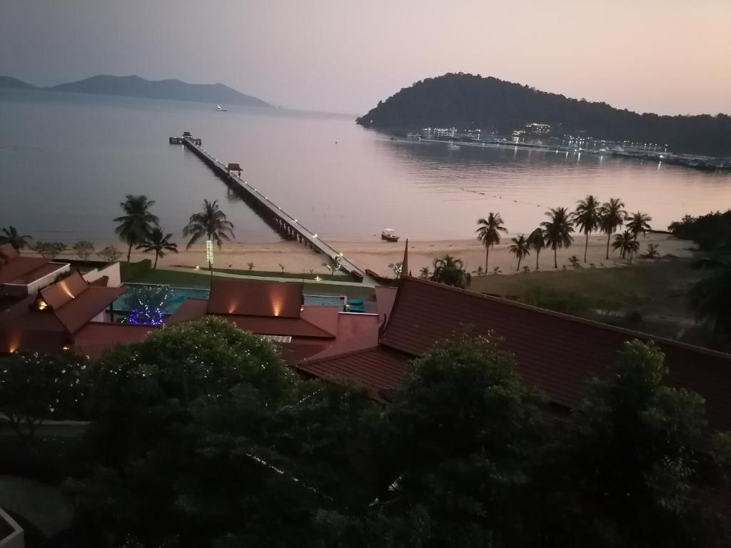 uma vista para uma praia com palmeiras e a água em Paradise em Ko Chang