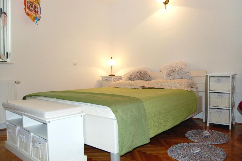 Posteľ alebo postele v izbe v ubytovaní Apartments with a parking space Makarska - 9696