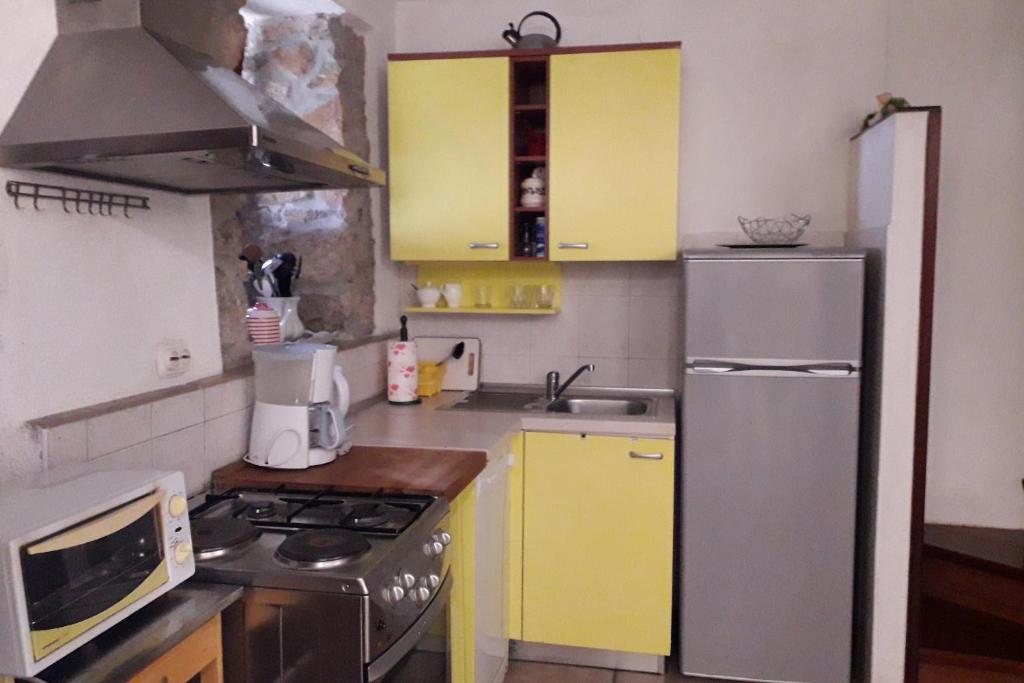 Zdjęcie z galerii obiektu Family friendly apartments with a swimming pool Veprinac, Opatija - 14916 w mieście Veprinac