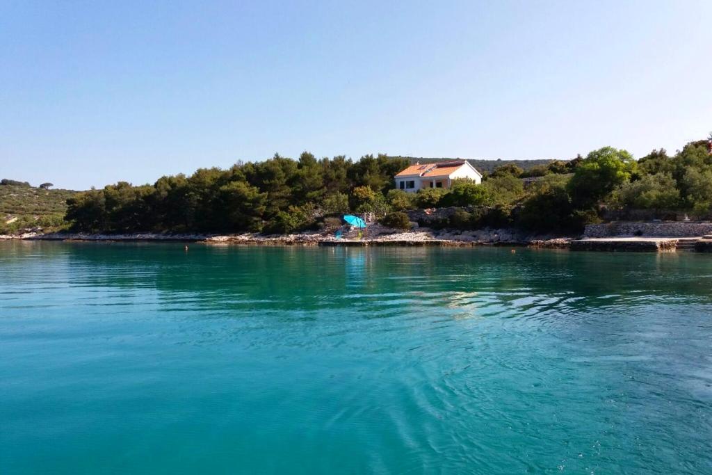 dom na brzegu zbiornika wodnego w obiekcie Secluded fisherman's cottage Cove Zincena, Pasman - 12982 w mieście Tkon