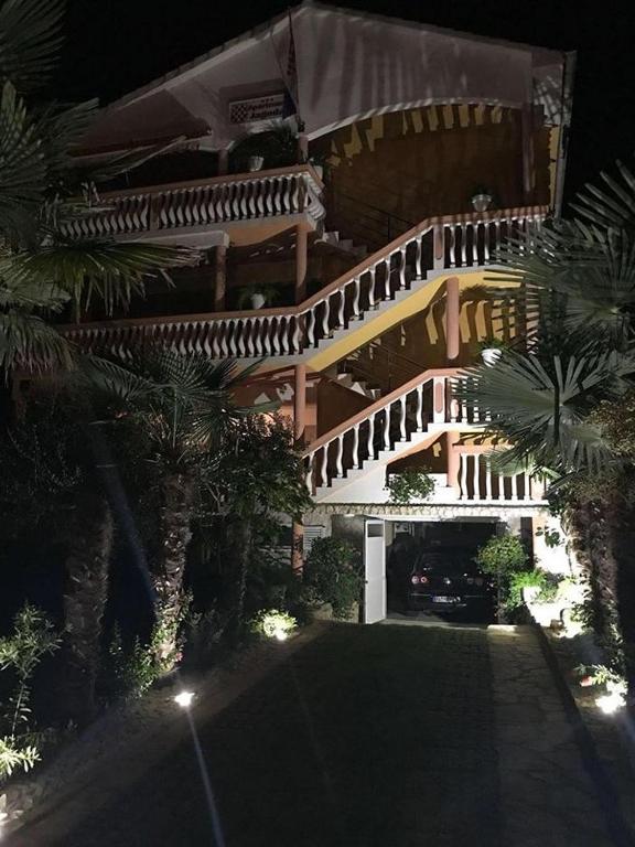 Budova, v ktorej sa apartmán nachádza
