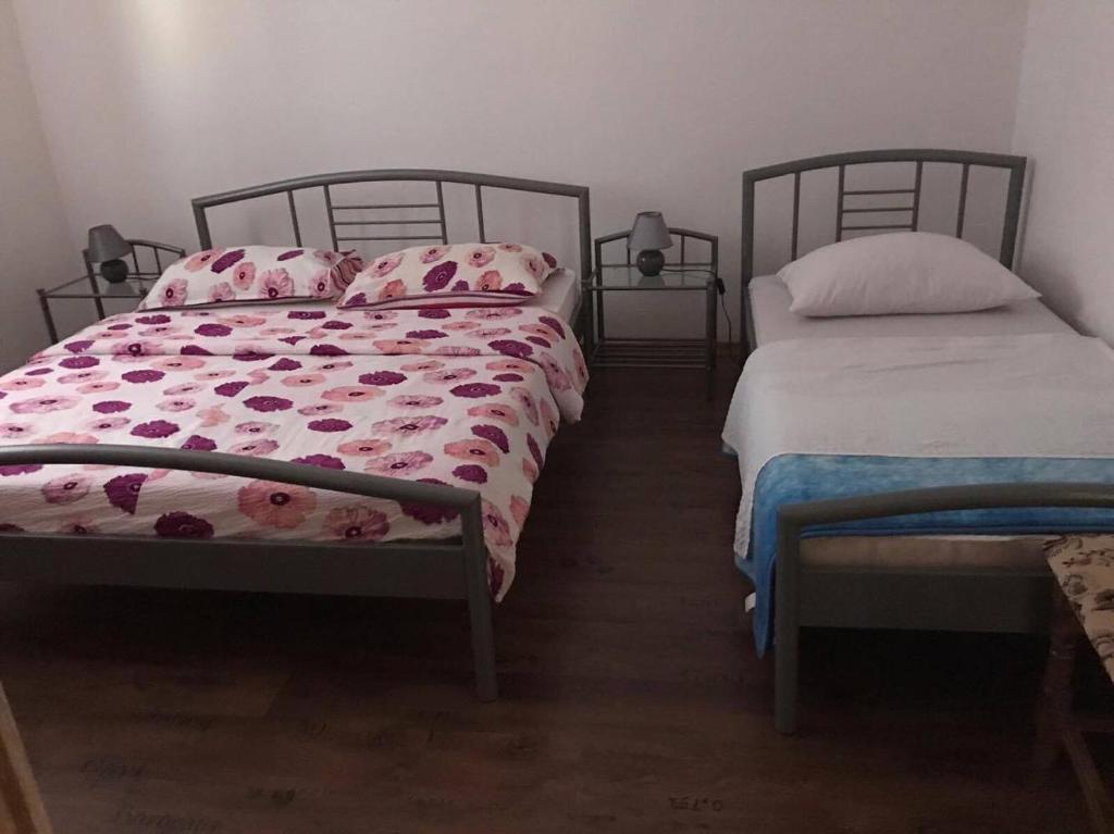 Posteľ alebo postele v izbe v ubytovaní Apartments by the sea Zaton, Zadar - 12988