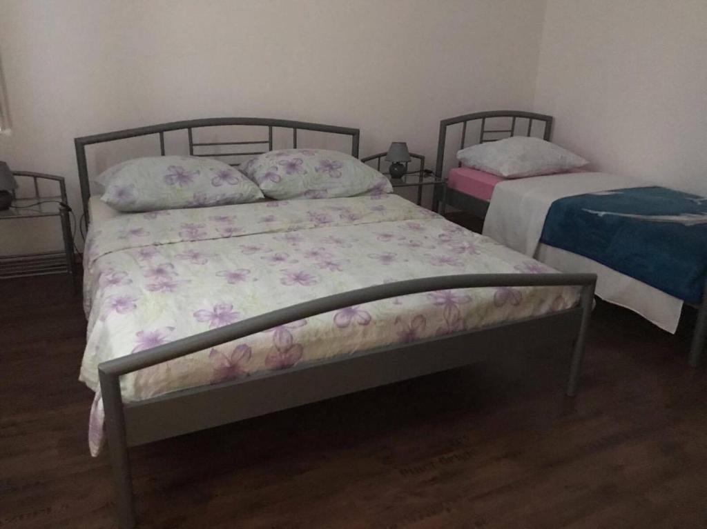 Posteľ alebo postele v izbe v ubytovaní Apartments by the sea Zaton, Zadar - 12988