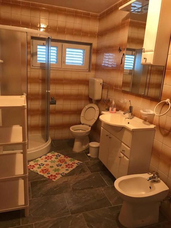 Kúpeľňa v ubytovaní Apartments by the sea Zaton, Zadar - 12988