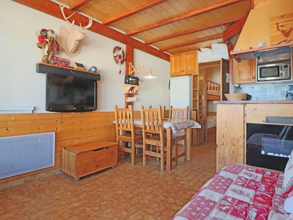 a living room with a kitchen and a dining room at Studio Montvalezan-La Rosière, 1 pièce, 4 personnes - FR-1-398-648 in Montvalezan