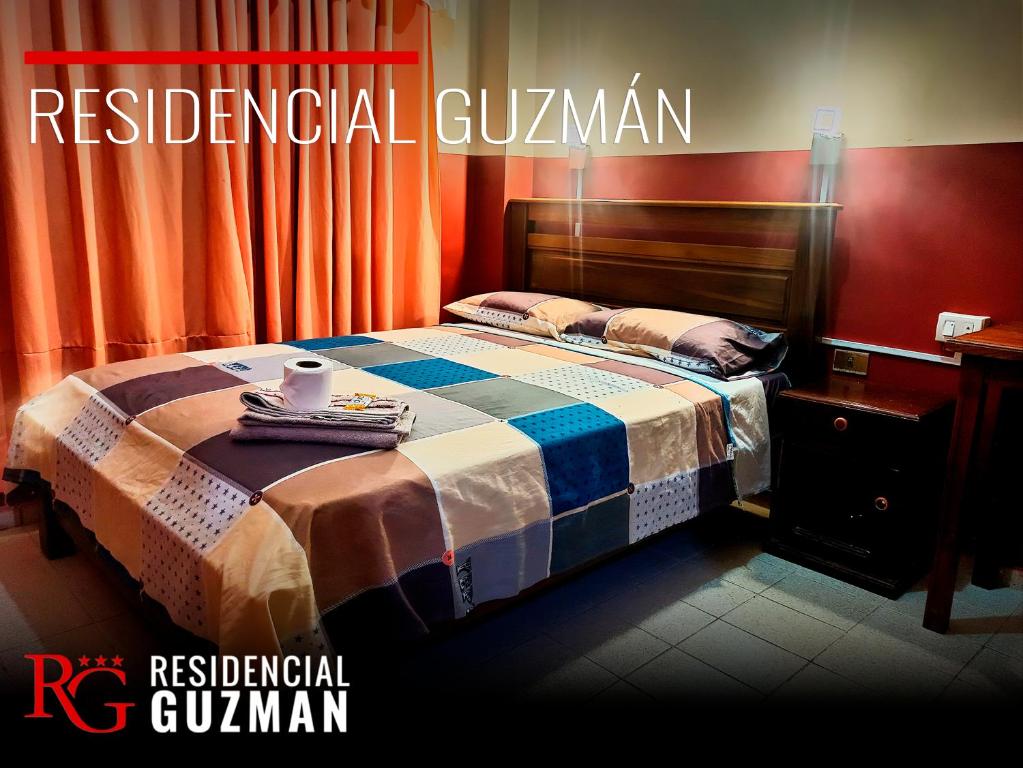 um quarto com uma cama com uma cortina vermelha em Residencial Guzmán 1 em Yacuiba