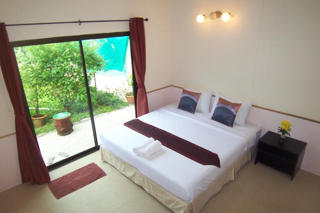 Postel nebo postele na pokoji v ubytování Phuket Airport Overnight Hotel