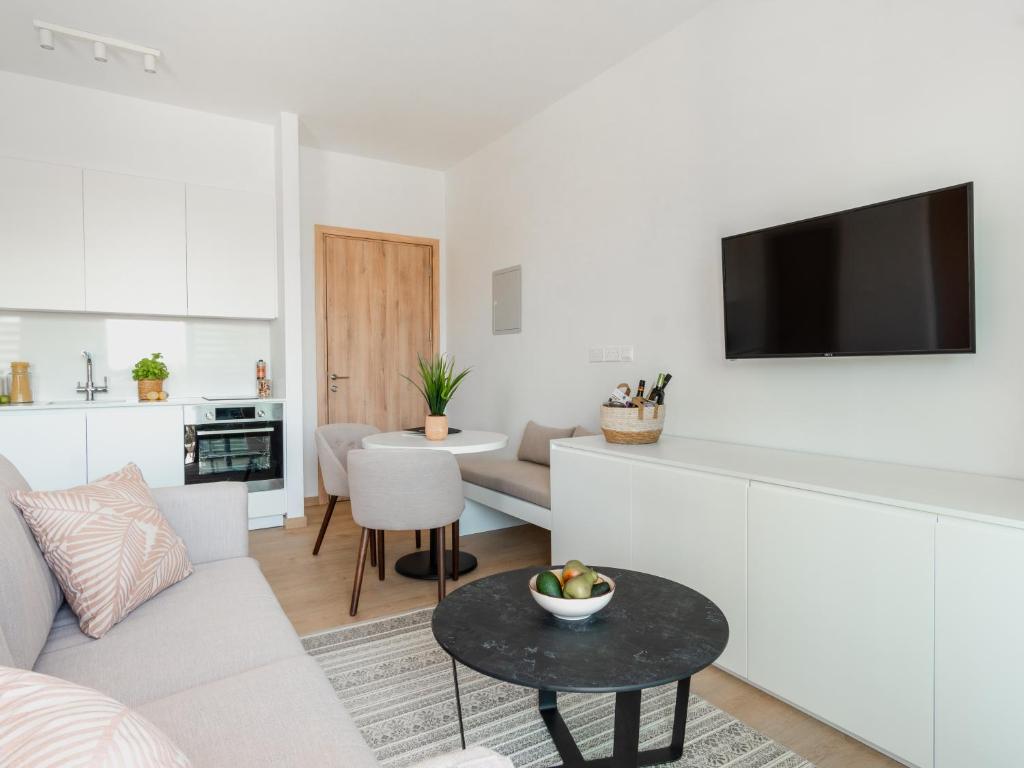 TV a/nebo společenská místnost v ubytování Armonta Residences by BeCyprus