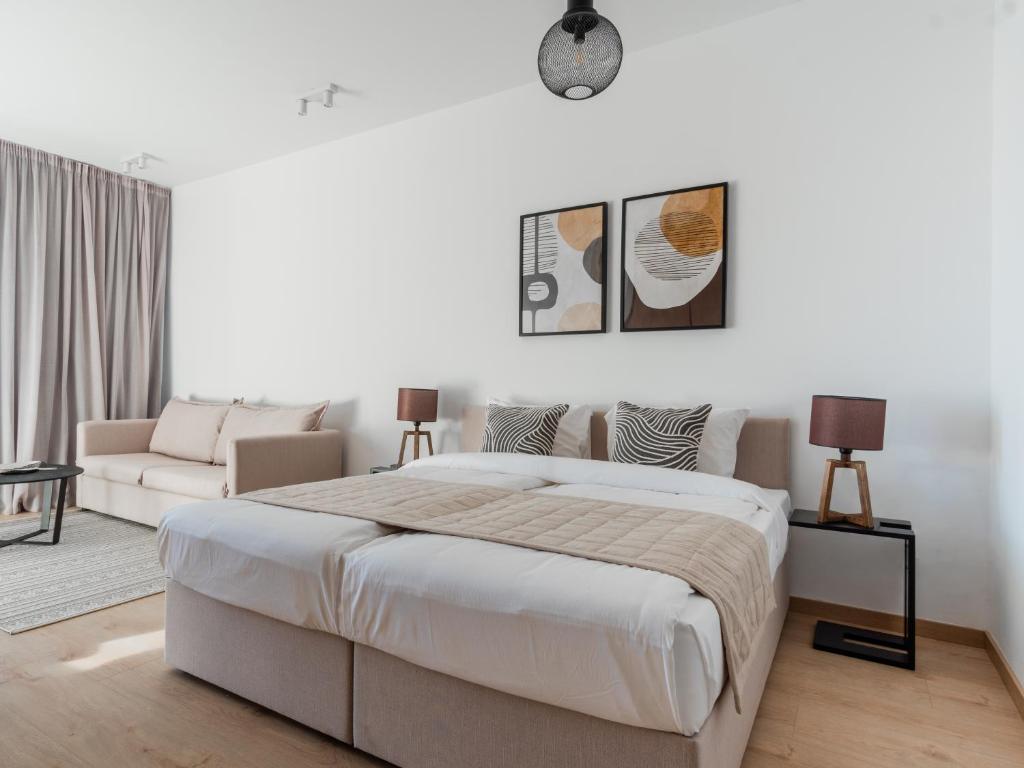 Postel nebo postele na pokoji v ubytování Armonta Residences by BeCyprus
