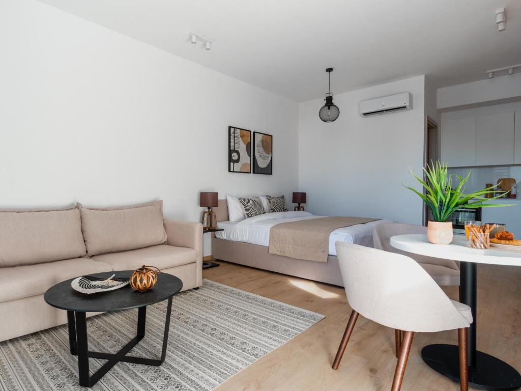 Postel nebo postele na pokoji v ubytování Armonta Residences by BeCyprus