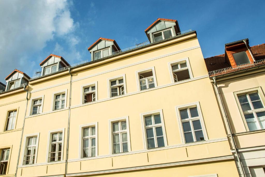 un bâtiment avec des fenêtres au-dessus dans l'établissement Apartmentpension am Stadtschloss, à Potsdam