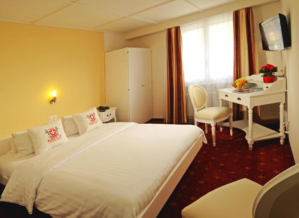 Postel nebo postele na pokoji v ubytování Hotel Weisses Kreuz
