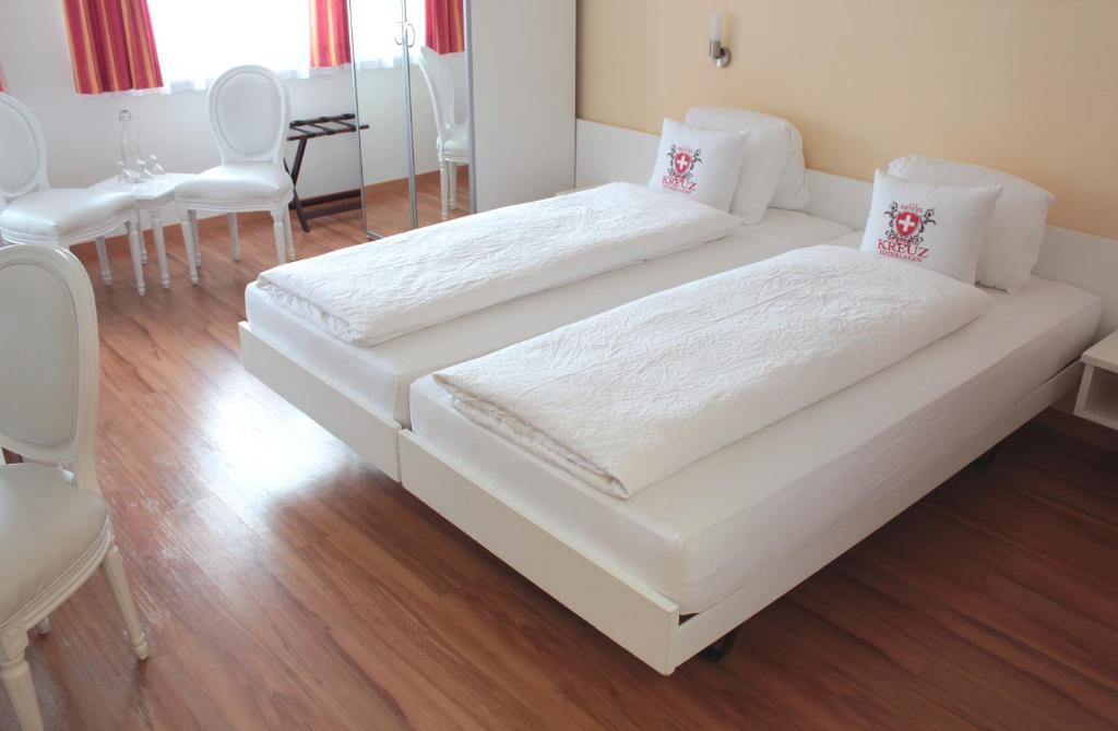 Postel nebo postele na pokoji v ubytování Hotel Weisses Kreuz