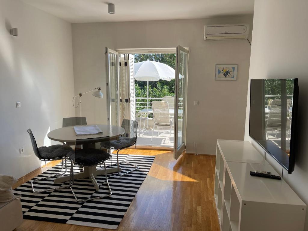 Telewizja i/lub zestaw kina domowego w obiekcie Apartments Mali Ivo