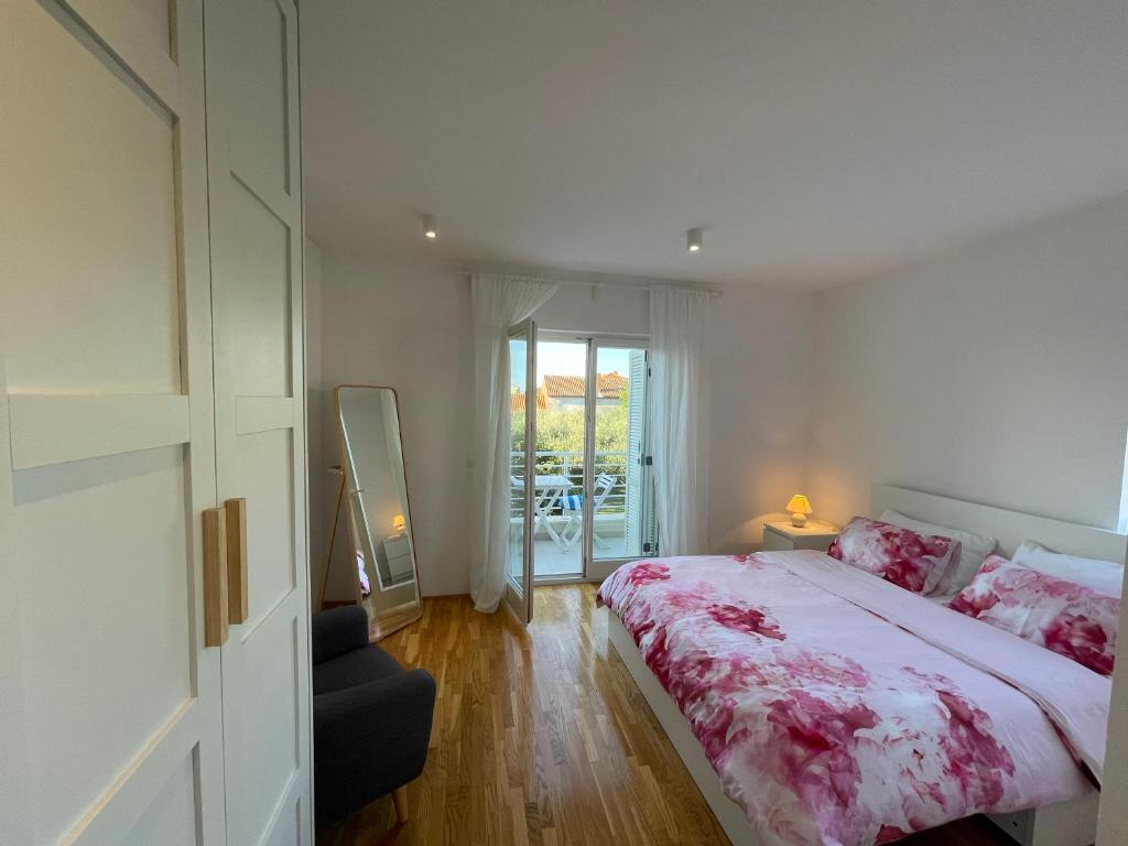 Łóżko lub łóżka w pokoju w obiekcie Apartments Mali Ivo
