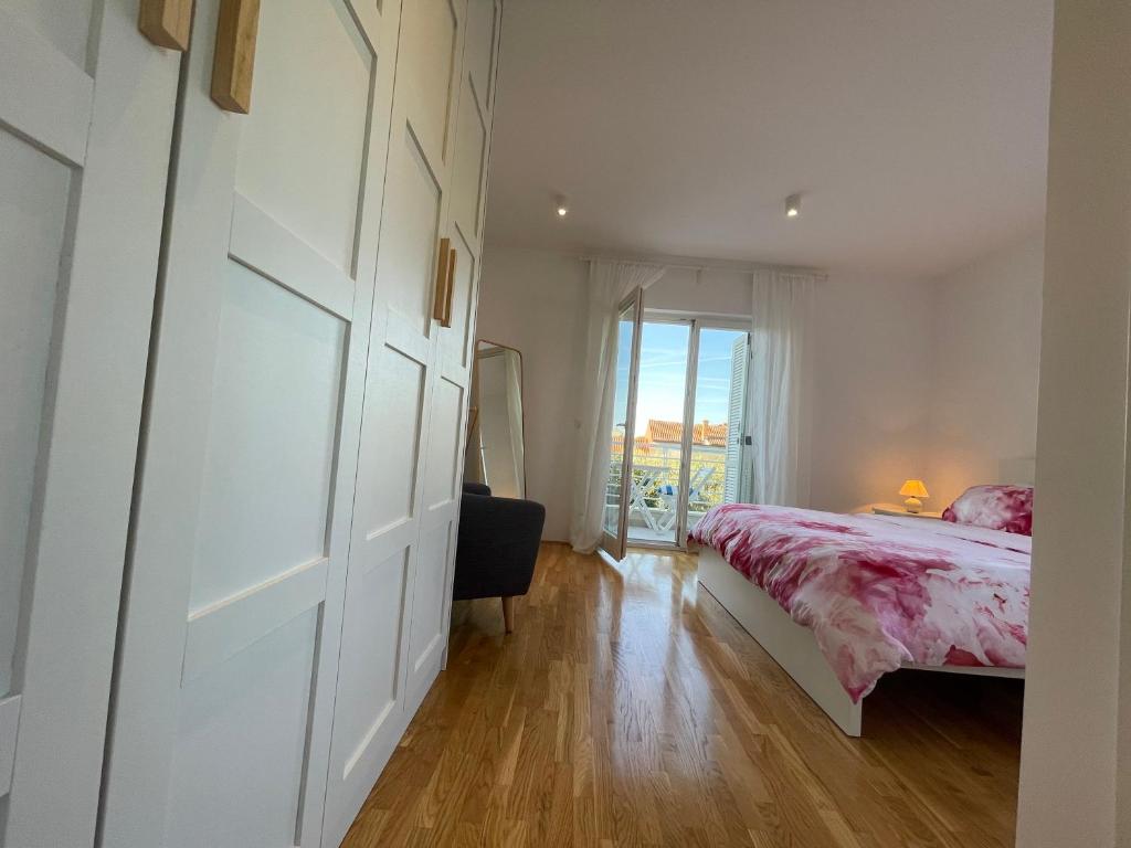 Łóżko lub łóżka w pokoju w obiekcie Apartments Mali Ivo