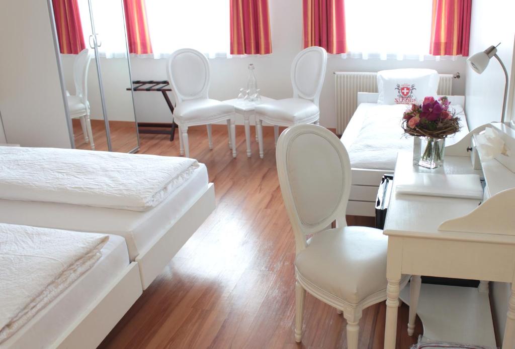 Postel nebo postele na pokoji v ubytování Hotel Weisses Kreuz
