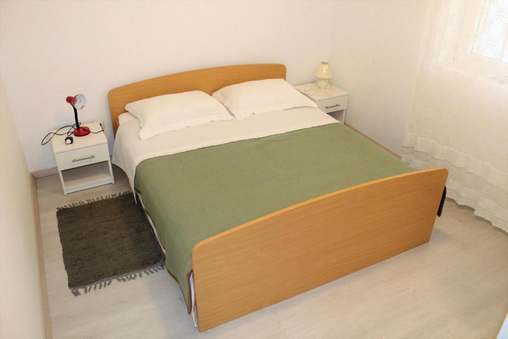 Postel nebo postele na pokoji v ubytování Apartments by the sea Lun, Pag - 9395