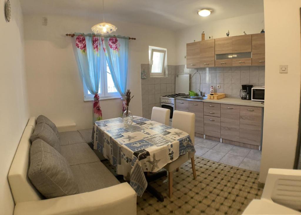 Kuchyň nebo kuchyňský kout v ubytování Apartments by the sea Lun, Pag - 9395