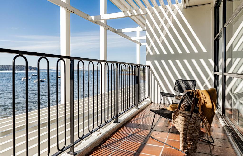 balcone con vista sull'acqua di Bay Breeze Boutique Accommodation a Batemans Bay