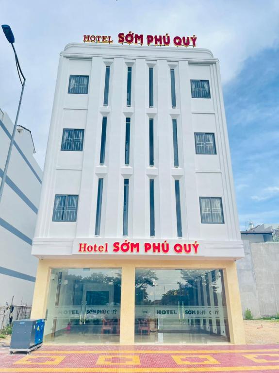 un panneau d'hôtel au-dessus d'un bâtiment dans l'établissement Khách sạn Sớm Phú Quý 2 - Phan Rang, à Phan Rang