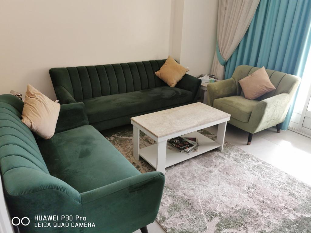 Posezení v ubytování Amazing 2BR pent house flat with mountain view