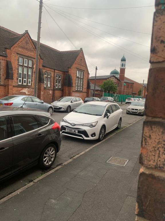 um grupo de carros estacionados num parque de estacionamento em Budget house with wifi and parking close to amenities em Burton upon Trent