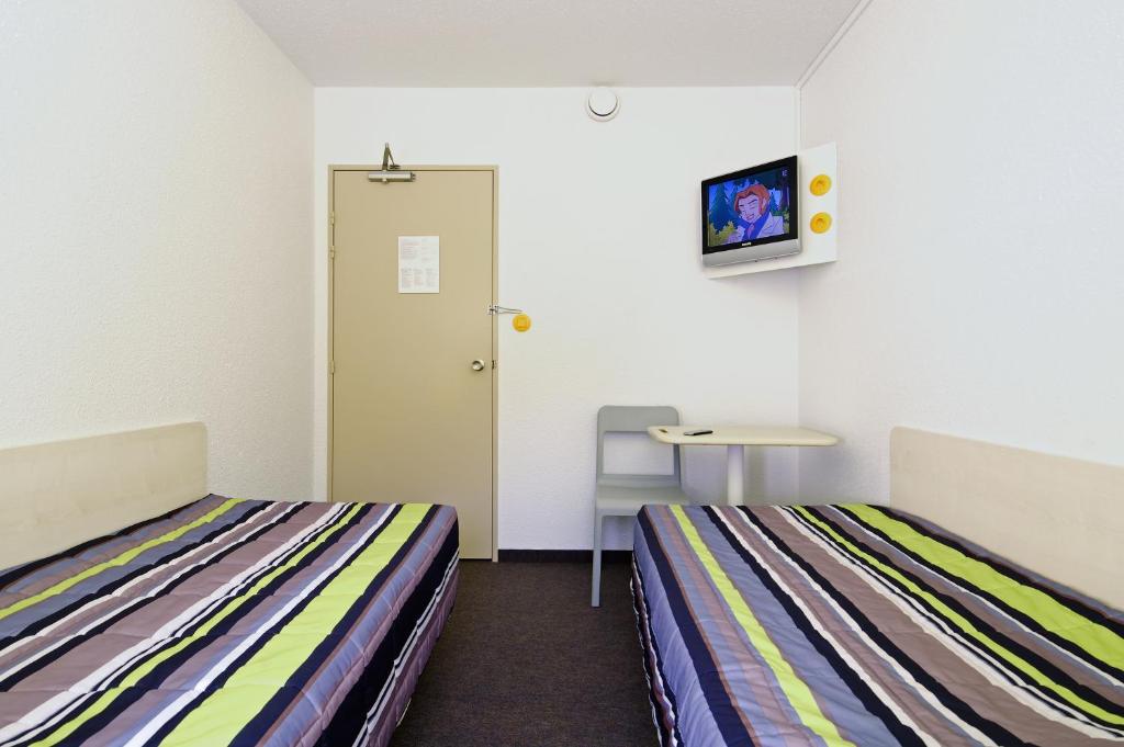 Postel nebo postele na pokoji v ubytování hotelF1 Saint Etienne Est La Grand Croix