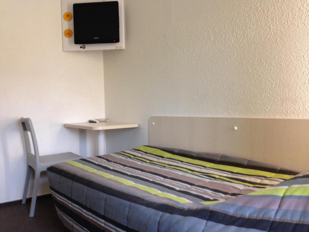 Postel nebo postele na pokoji v ubytování hotelF1 Saint Etienne Est La Grand Croix